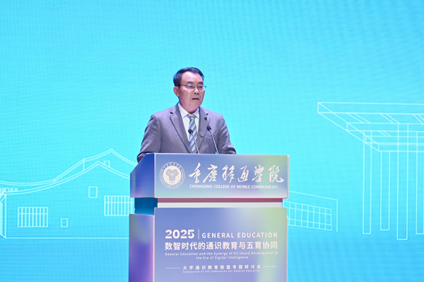 重慶移通學院黨委書記、政府督導專員何先剛。鄒樂攝