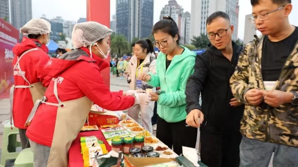 烏江榨菜亮相涪陵半馬。涪陵榨菜集團供圖