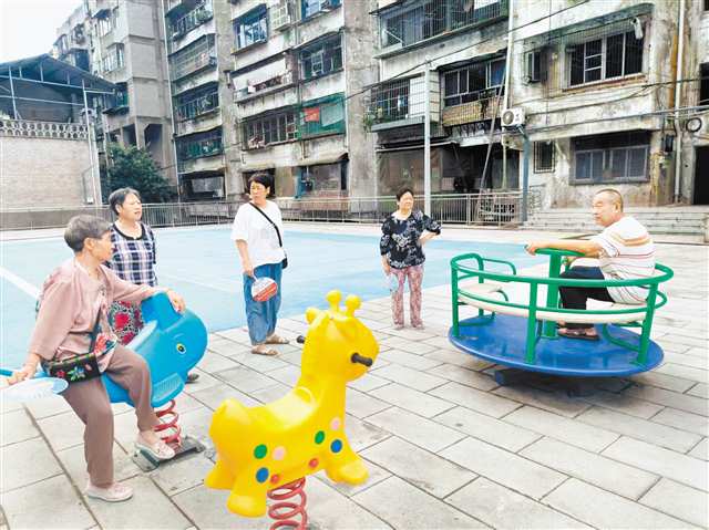 社區閑置的邊角地改建后，居民們都喜歡到這里來聊天玩耍。（受訪者供圖）