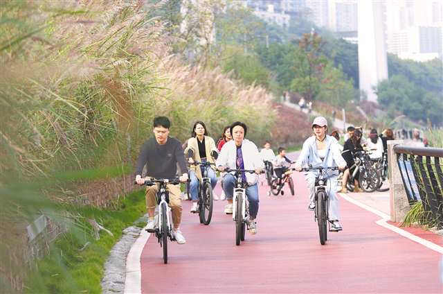 江北嘴江灘公園，市民騎行玩耍。（資料圖片）特約攝影 鐘志兵\視覺重慶