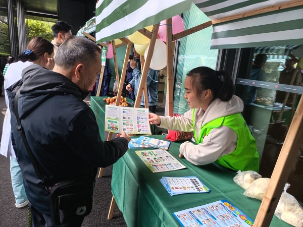 志愿者講解老年優待政策、居家養老資源。龍山街道供圖