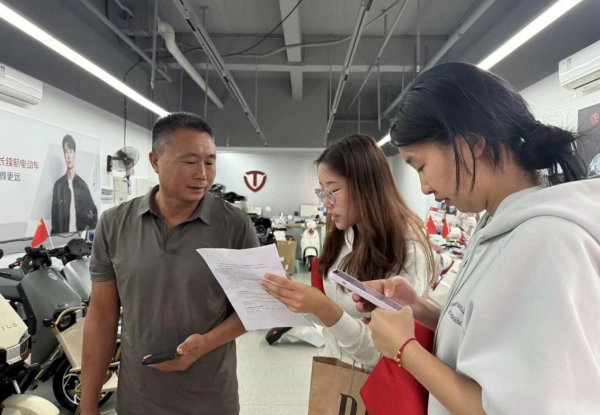 學生實地調研商戶。重慶財經學院供圖