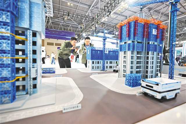 10月27日，重慶國際博覽中心，2025年世界城市日中國主場活動展廳，嘉賓在工地模型前了解智慧建造裝備。