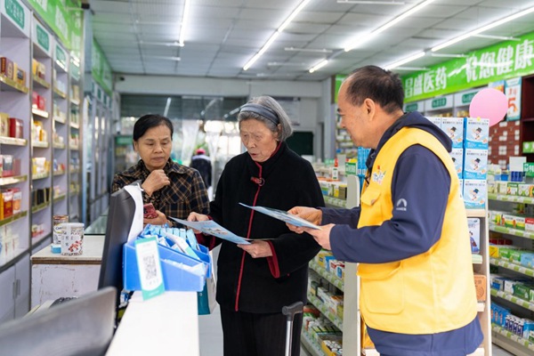 志愿者走訪商戶宣傳用電安全。國網重慶永川供電公司供圖
