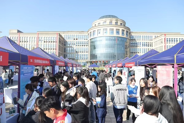 招聘活動現場?；顒又鬓k方供圖