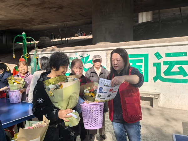 志愿者向老人們講解垃圾分類知識。王凈攝