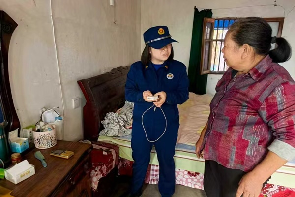 消防宣傳人員進行細致檢查。涪陵區消防救援局供圖