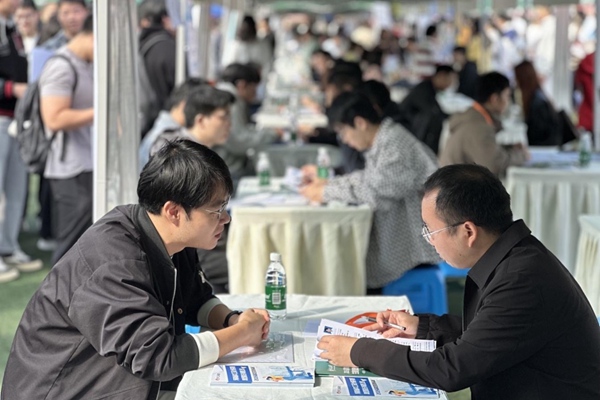 雙選會現場。重慶市人力社保局供圖