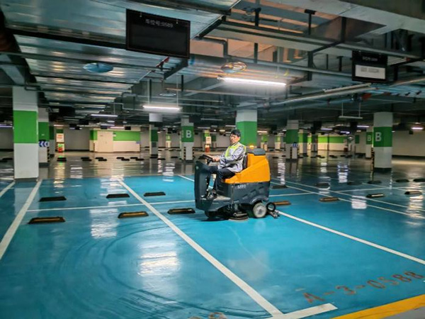 保潔人機操作場景。保利物業重慶公司供圖