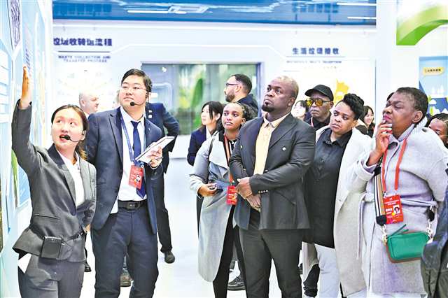 10月29日，位于渝北區的三峰御臨環保發電廠，嘉賓們聽取工作人員介紹如何將垃圾變廢為寶。 記者 謝智強 攝/視覺重慶