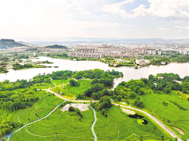 “巴渝治水”在全國率先構建河流水環境監管AI智能體，實時監控水質變化狀況，守護一江碧水。圖為梁平區雙桂湖，水清岸綠。特約攝影 劉輝/視覺重慶