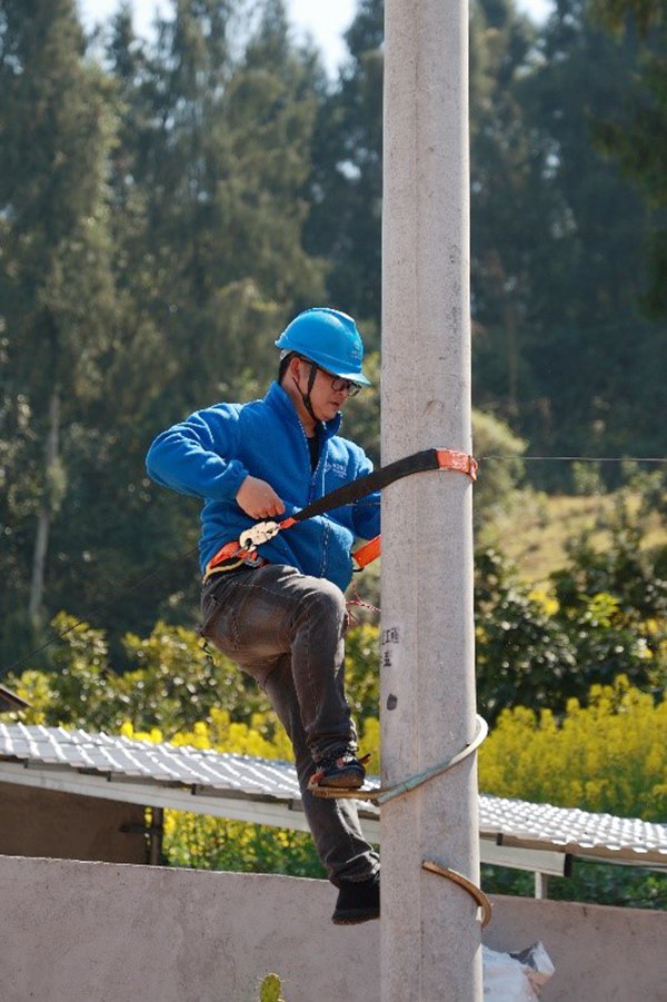 裝維人員上桿作業。重慶移動供圖