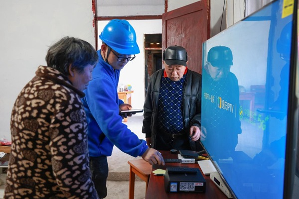 裝維人員調試設備。重慶移動供圖