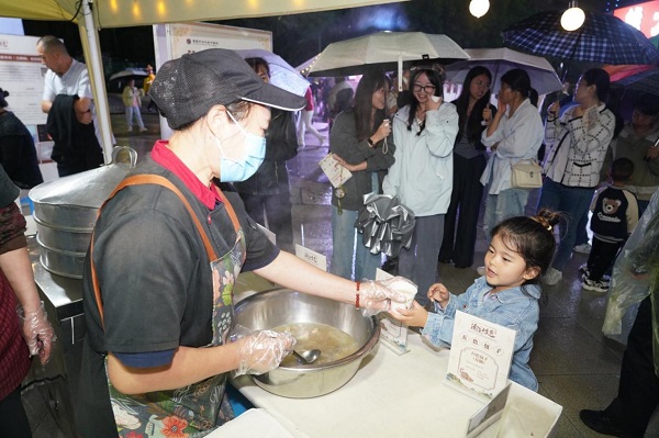 市民排隊品嘗養生湯。曾英豪攝