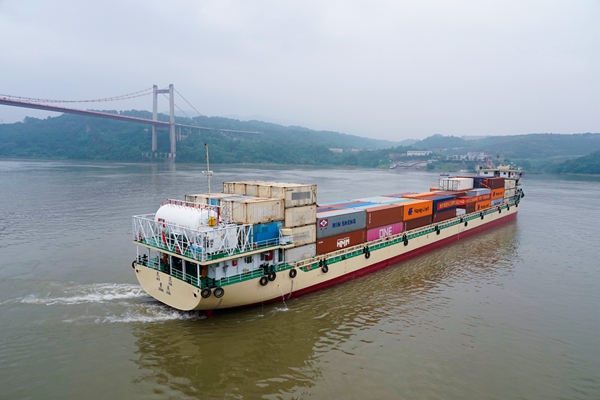 長江首艘130型LNG單一燃料動力集裝箱船，民生集團“民范”輪開啟重慶至太倉綠色首航。受訪企業供圖