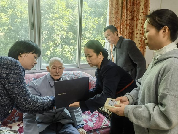 中國移動重慶公司云陽分公司適老小分隊上門慰問老人。中國移動重慶公司供圖