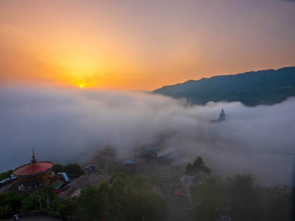 平流霧景觀。楊潤渝攝