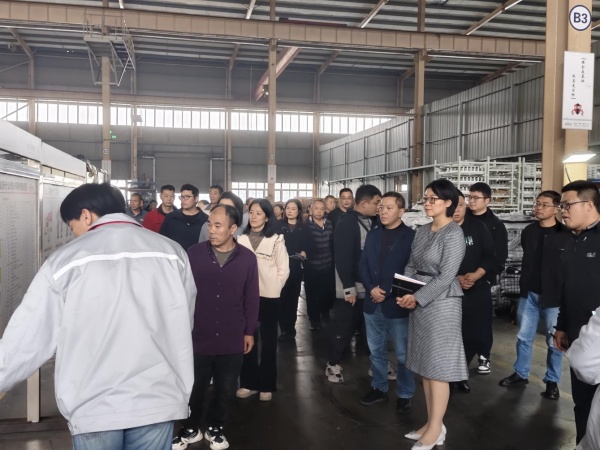 參會人員參觀亞新科廠區。劉楠攝