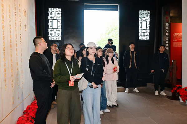 采訪團參觀楊闇公烈士舊居。主辦方供圖