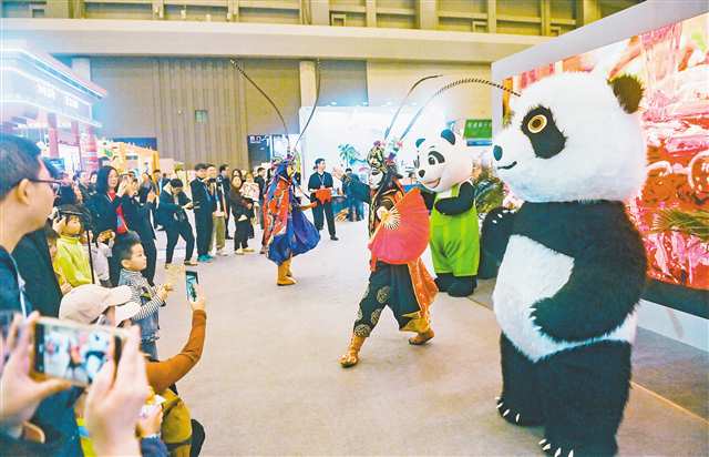 圖為市民們正在觀看川劇變臉表演。