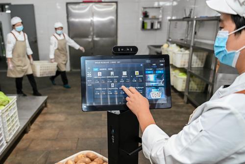 10月29日，位于兩江新區的兩江育才中學校，工作人員通過“AI+校園餐智管”平臺配套的智能秤對食材進行驗收。記者 張錦輝 攝/視覺重慶