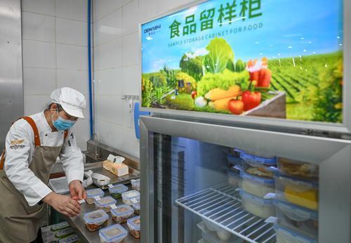 10月29日，位于兩江新區的兩江育才中學校，工作人員在午餐留樣盒上粘貼食品留樣標簽。記者 張錦輝 攝/視覺重慶