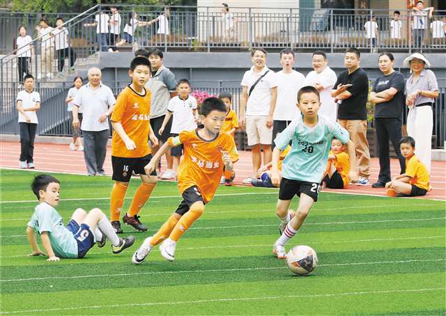 十月九日，沙坪壩區樹人小學班級足球賽現場，雙方隊員激烈拼搶。 通訊員 郭晉 攝\視覺重慶