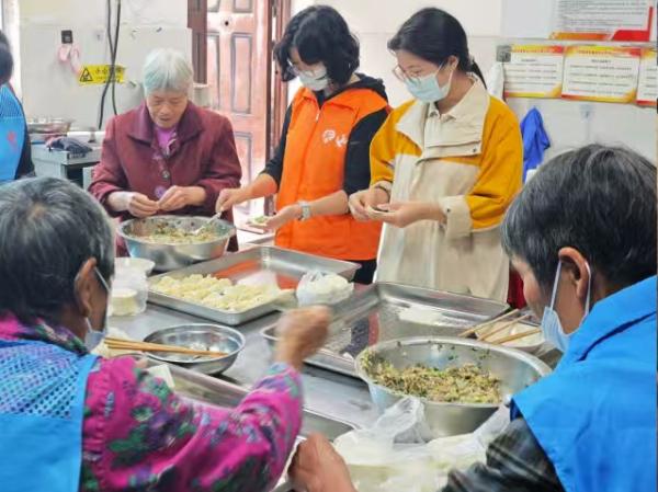 集體助餐。重慶市一福養老發展中心供圖