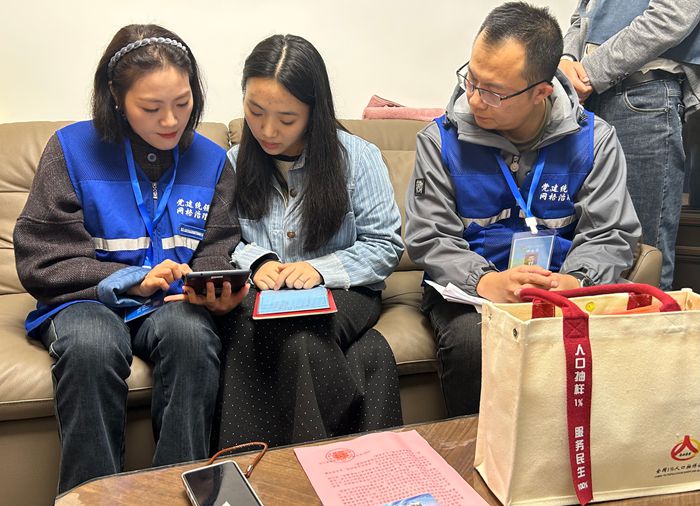 調查員走進居民戶家中進行人口抽樣調查。記者 夏元攝