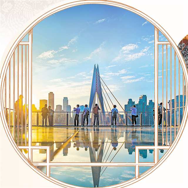 南岸區龍門浩老街，游客在美景中打卡。記者 齊嵐森 攝/視覺重慶