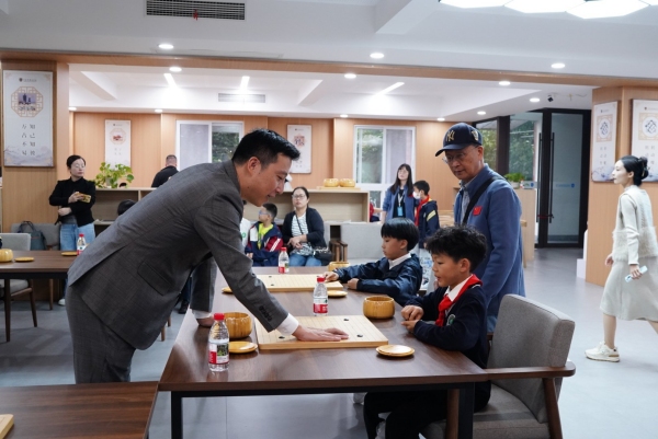 與圍棋少年進行對弈。主辦方供圖