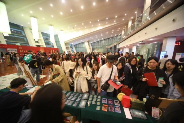 觀眾走進重慶大劇院，共享藝術節文化盛宴。重慶文旅集團供圖