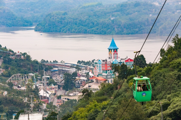 游客乘坐索道觀光。景區供圖
