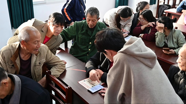 志愿者手把手教老人們使用AI。秦榛攝