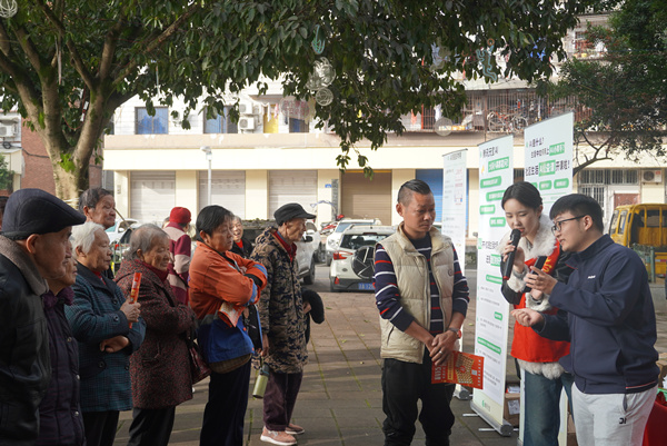 線下推廣。秦榛攝