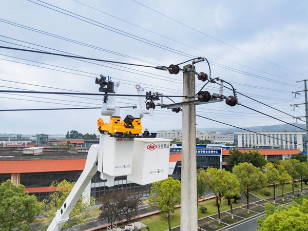 帶電作業機器人“上崗”完成檢修 ?