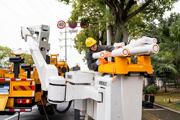 電力人員在地面調試機器人參數。國網重慶永川供電公司供圖