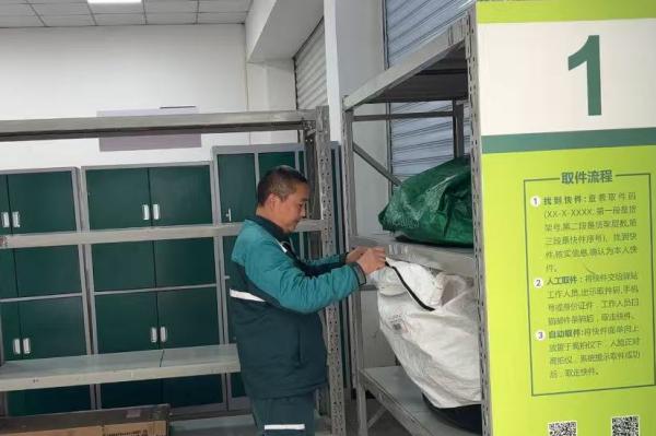 青年鎮寄遞物流共配中心郵政工作人員清點所需配送貨物。渝運集團萬盛分公司供圖