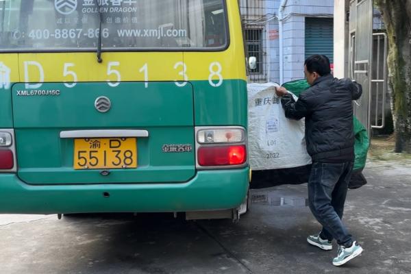 渝運集團萬盛分公司公交車司機搬運貨物。渝運集團萬盛分公司供圖