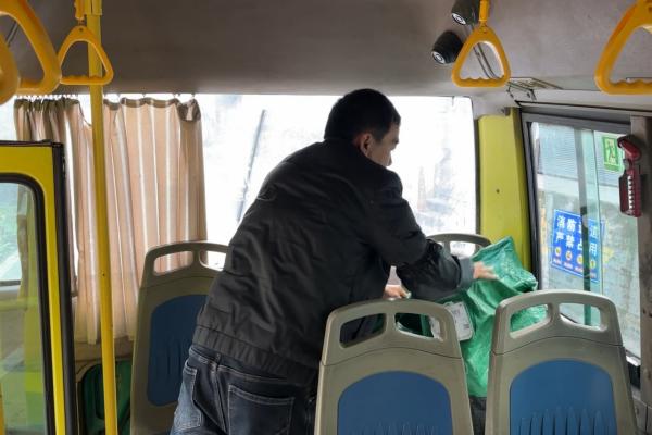 公交車司機將貨物放置公交車專用擱置區。渝運集團萬盛分公司供圖