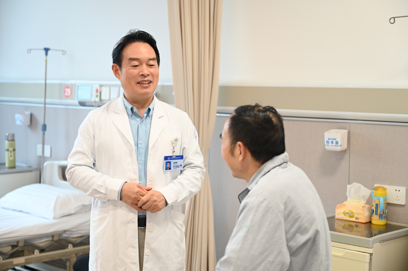 為患者查房。