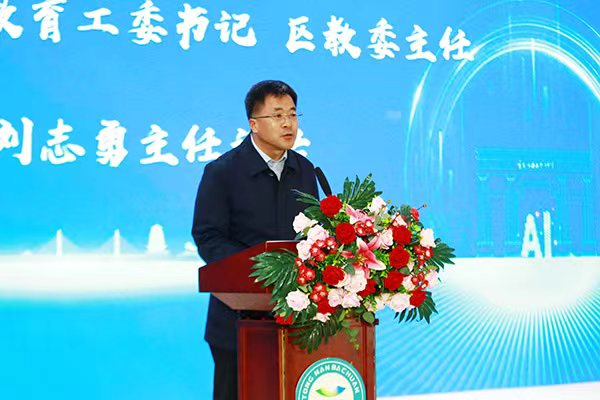 潼南區委教育工委書記、區教委主任劉志勇講話。張源攝