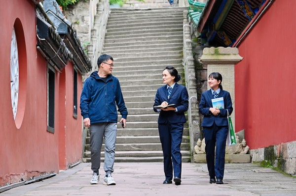 在豐都名山風景區，郵儲銀行豐都支行工作人員與重慶豐都文旅集團副總經理傅馬交流，了解文旅升級背后的資金保障實踐。郵儲銀行重慶分行供圖