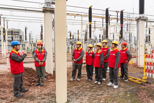 技術專家現場授課。國網重慶永川供電公司供圖