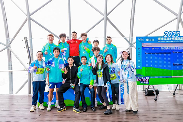 渝超聯賽的渝中半島隊健將們參與了本屆登高賽。凱德發展供圖