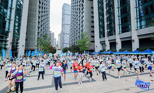 參賽選手在Keep專業教練的帶領下進行熱身，凱德發展供圖