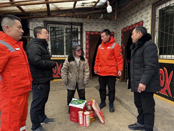 王倫（左一）、王山（右二）為村民送去幫扶物資。國家管網集團西南管道公司重慶輸油氣分公司供圖