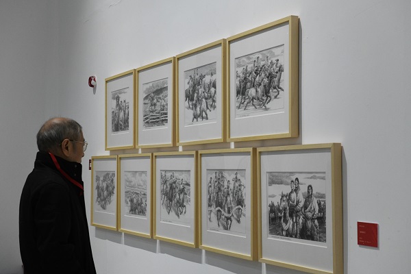 市民觀看展覽。周小平攝