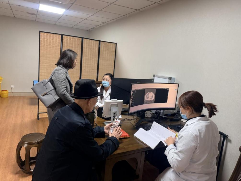 （圖為重慶市中醫院徐萍利與重醫附一院楊麗聯合看診。）