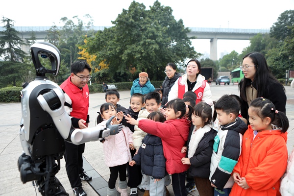 小朋友們與“AI智教授”機器人互動。主辦方供圖